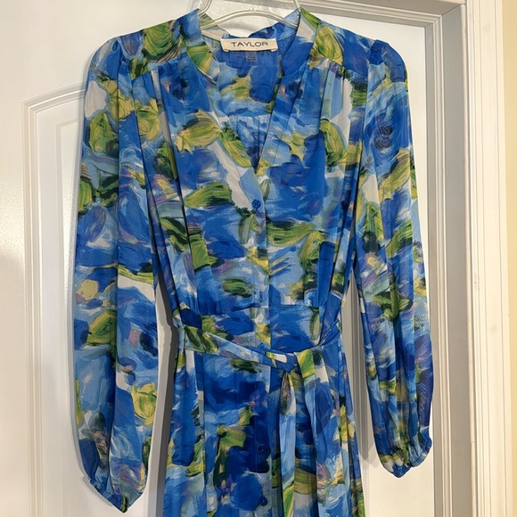 Taylor Dresses & Skirts - Taylor Long Blue Floral Dress